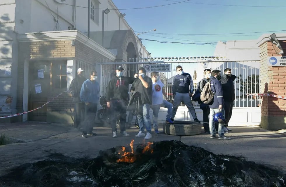 Protestas de empleados de bodegas y viña, para reclamar aumentos salariales. Foto: Orlando Pelichotti / Los Andes