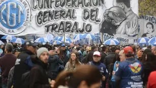 Marcha de la CGT el 1° de mayo contra las políticas de Milei (Clarín)