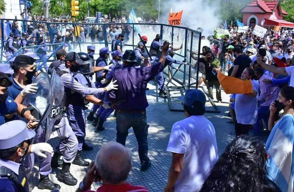La Policía reprimió a manifestantes que salieron a protestar en la capital provincial contra las nuevas restricciones por el coronavirus. Foto: Gentileza