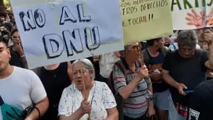 Unas 600 personas se manifestaron en Peatonal y San Martín con un “Cacerolazo cultural” contra el DNU