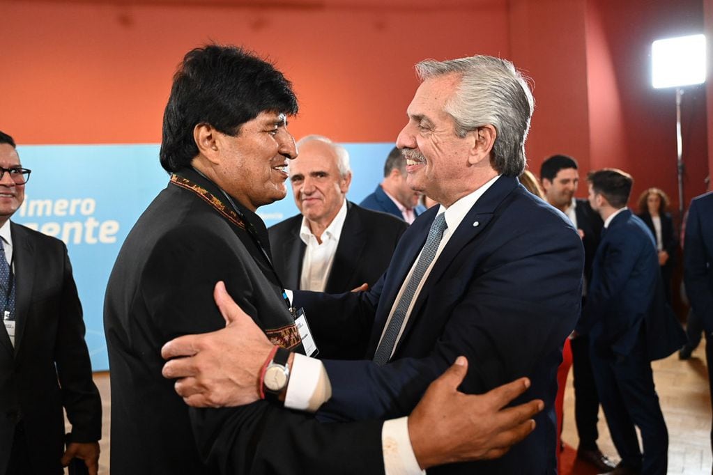 El expresidente Alberto Fernández saluda a Evo Morales (Prensa Presidencia) 

