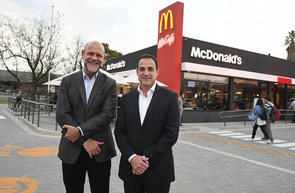 Dos referentes de McDonald’s en Mendoza y Argentina hablaron sobre sustentabilidad, empleo joven y tendencias en el consumo. Cómo la provincia es parte de los objetivos de la marca dentro del país. / Foto: José Gutierrez / Los Andes