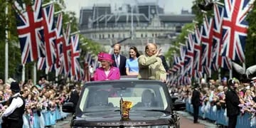  La reina Isabel junto a su esposo el príncipe Felipe de Edimburgo recorren la avenida frente al Palacio para saludar.
