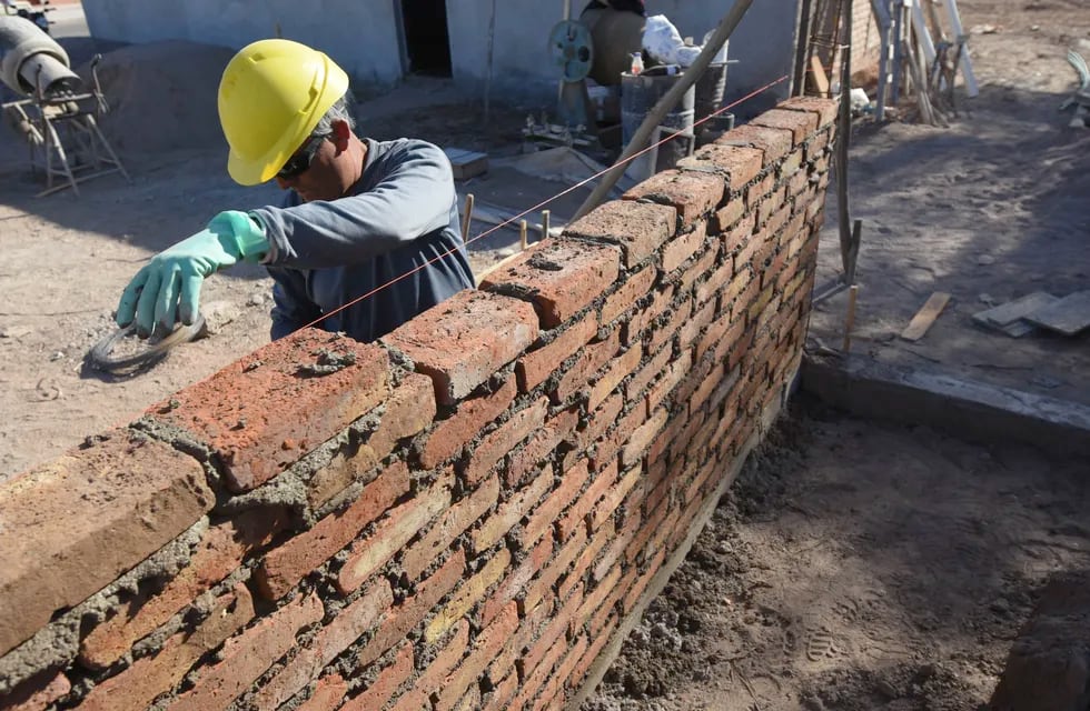 Obreros trabajan en la construcción de una vivienda, en el departamento de Junín. - José Gutiérrez / Los Andes