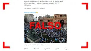 No, esta imagen de una protesta frente a la Casa Rosada no es actual; fue tomada en 2021