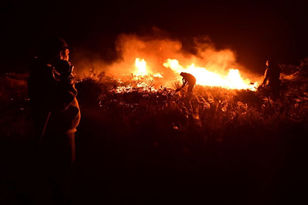 El fuego no da tregua en Chubut, las llamas avanzan hacia la Península de Valdés.