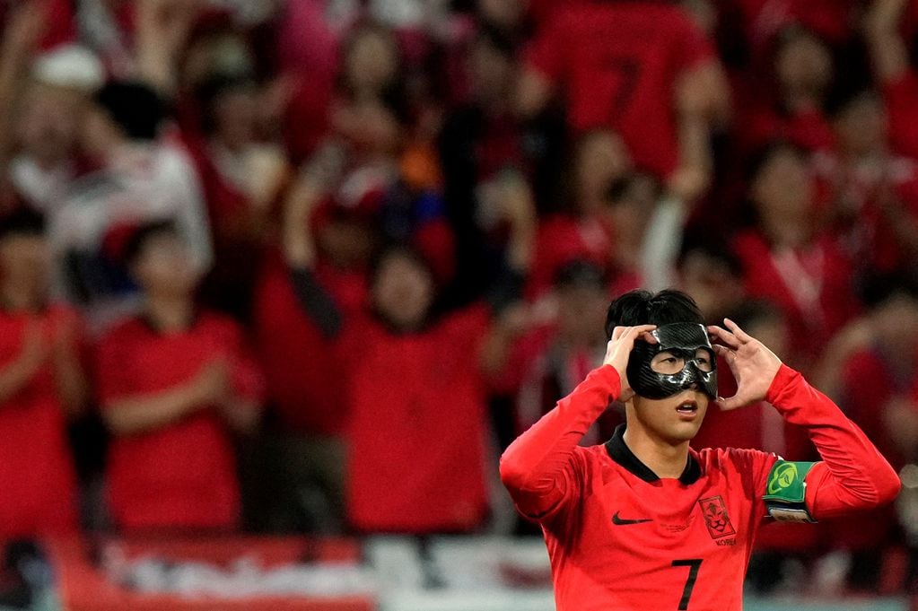 Son, el jugador de Corea del Sur que usa máscara facial negra. (AP)