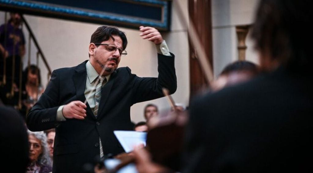 El director de orquesta argentino continúa cosechando reconocimientos por su discreta y dedicada labor musical.