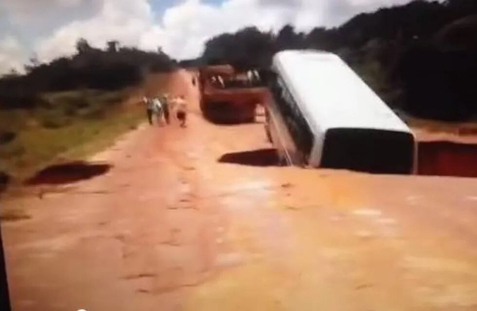 Un micro cayó a un enorme pozo y fue arrastrado por la corriente de un río en Brasil 