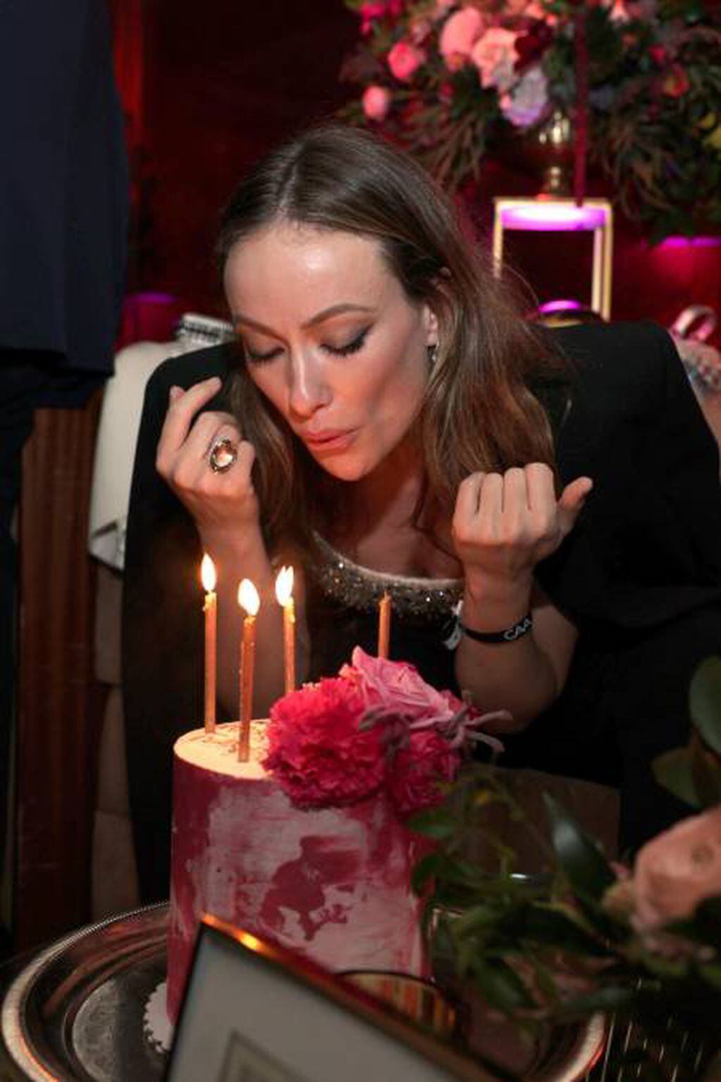 Olivia Wilde festejando su cumpleaños en el Pre-Oscar Awards. Foto: Natasha Campos.