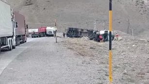 Urgente: un choque frontal entre dos camiones paralizó el tránsito en Alta Montaña
