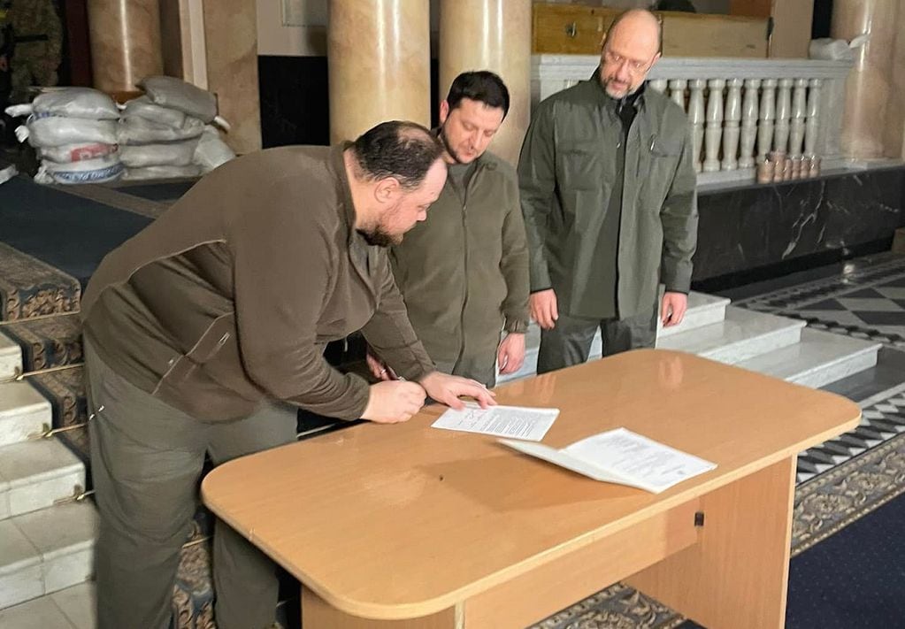 El presidente ucraniano Volodimir Zelenski firmó días  trás la solicitud de ingreso de Ucrania a la UE. En la foto lo acompañan el presidente de la Rada (parlamento), Ruslán Stefanchuk, y el primer ministro ucraniano, Denys Shmyhal.