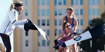 En la Maratón de Dallas, Chandler Self colapsó a 180 metros de la llegada, pero otra competidora la ayudó a terminar la competencia. Video.