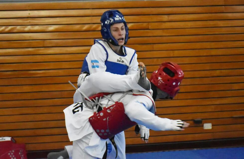 El taekwondo de Mendoza tocó el cielo con las manos, tras el debut de Mateo De Leo Blas en la categoría adulto y subirse a lo más alto del podio. / Genitleza