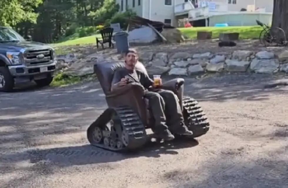 Un hombre inventó un sillón con rieles - Captura de video