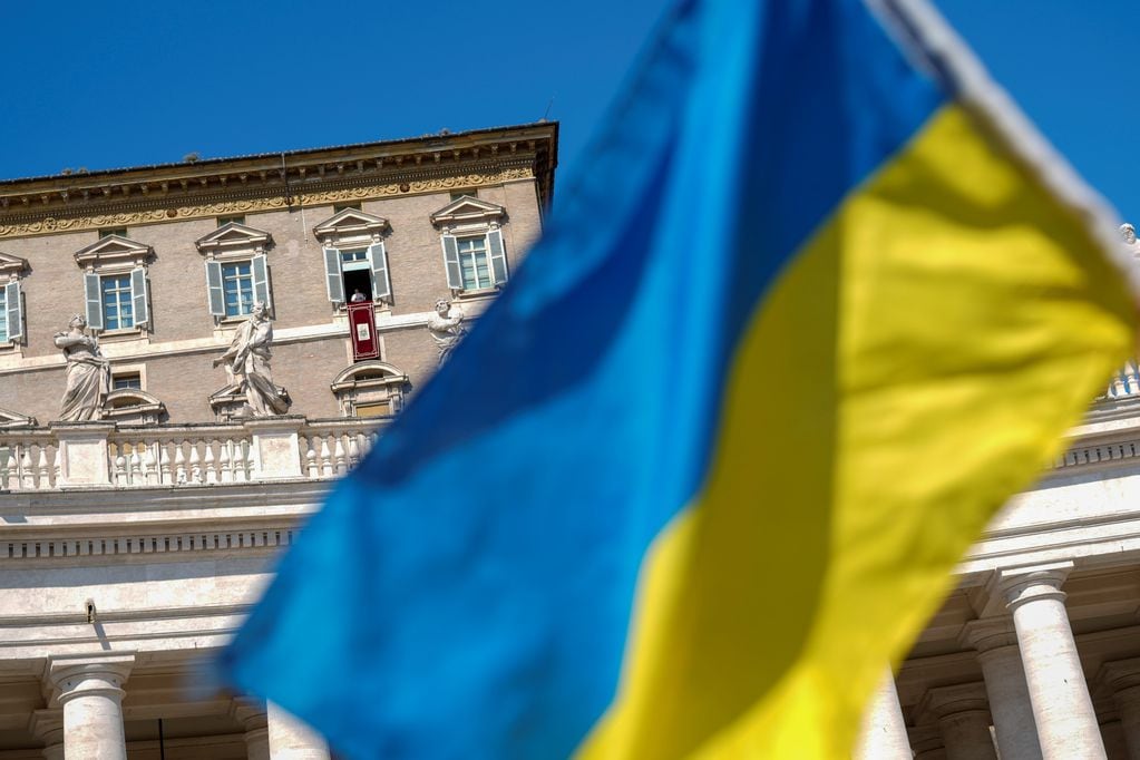 Una bandera de Ucrania en el Vaticano. (AP)