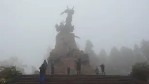  EL monumento en el Cerro de la Gloria, casi no se percibia por la neblina esta mañana. (Claudio Gutiérrez / Los Andes)