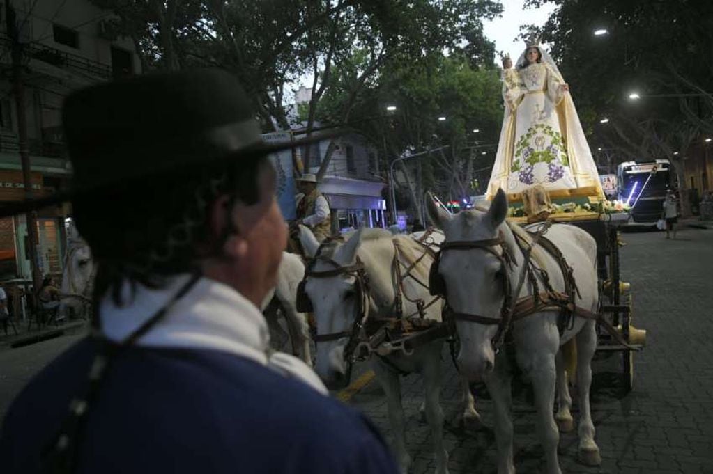 
La Virgen de la Carrodilla encabezó el inicio de la Vía Blanca | Ignacio Blanco / Los Andes
   
