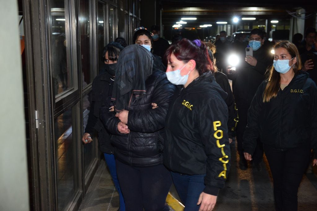 La enfermera detenida por la muerte de bebés en Córdoba aún no declaró y sigue aislada por intentos de agresiones.