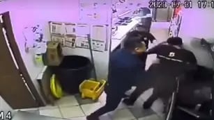 Atacó a golpes a un empleado de un local de comidas rápidas porque le pidió que hiciera fila