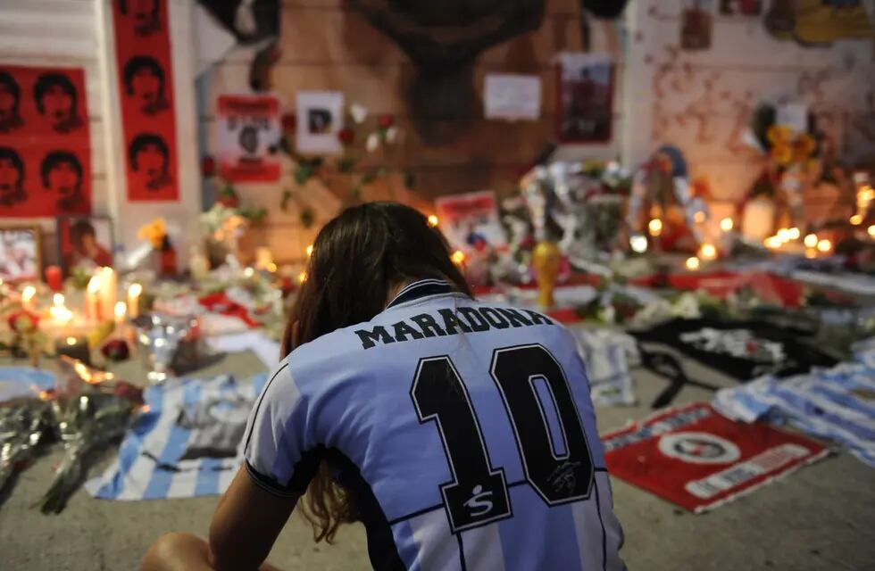 Homenaje y dolor en la cancha de Argentinos Juniors por la muerte de Diego Armando Maradona. Federico Lopez Claro