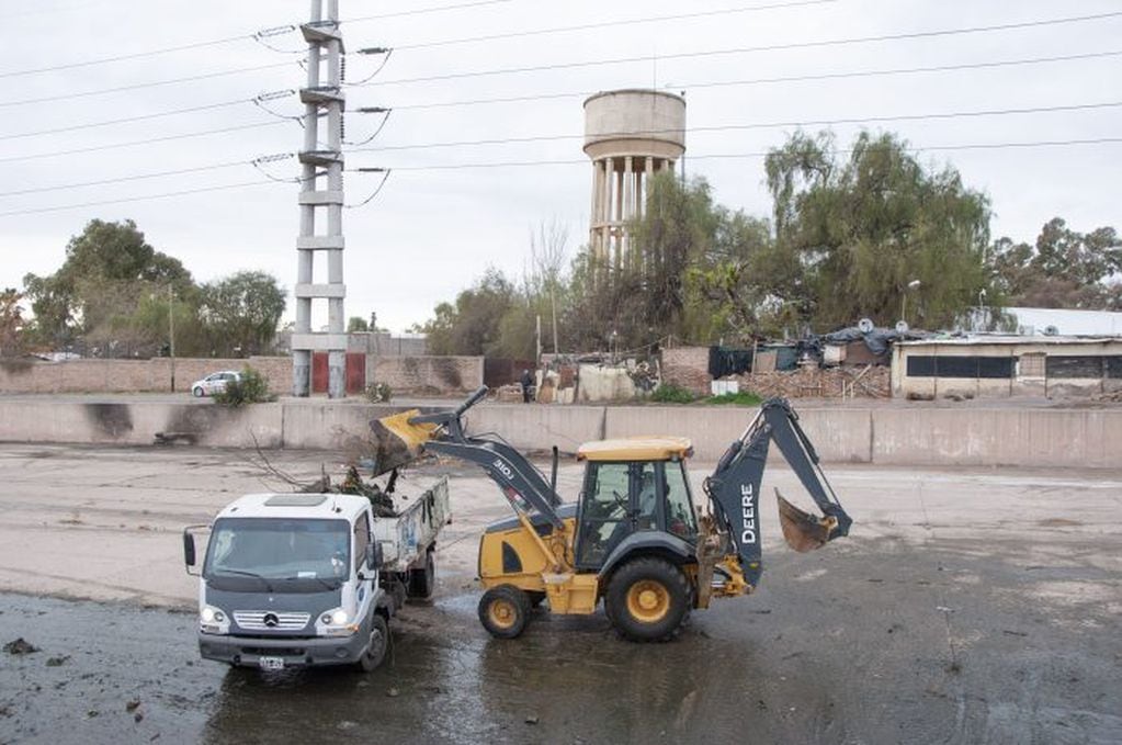 Se retiraron casi 800 toneladas de basura del dique Papagayos y las autoridades piden a la población cuidar el medio ambiente. / Foto: Prensa Gobierno de Mendoza