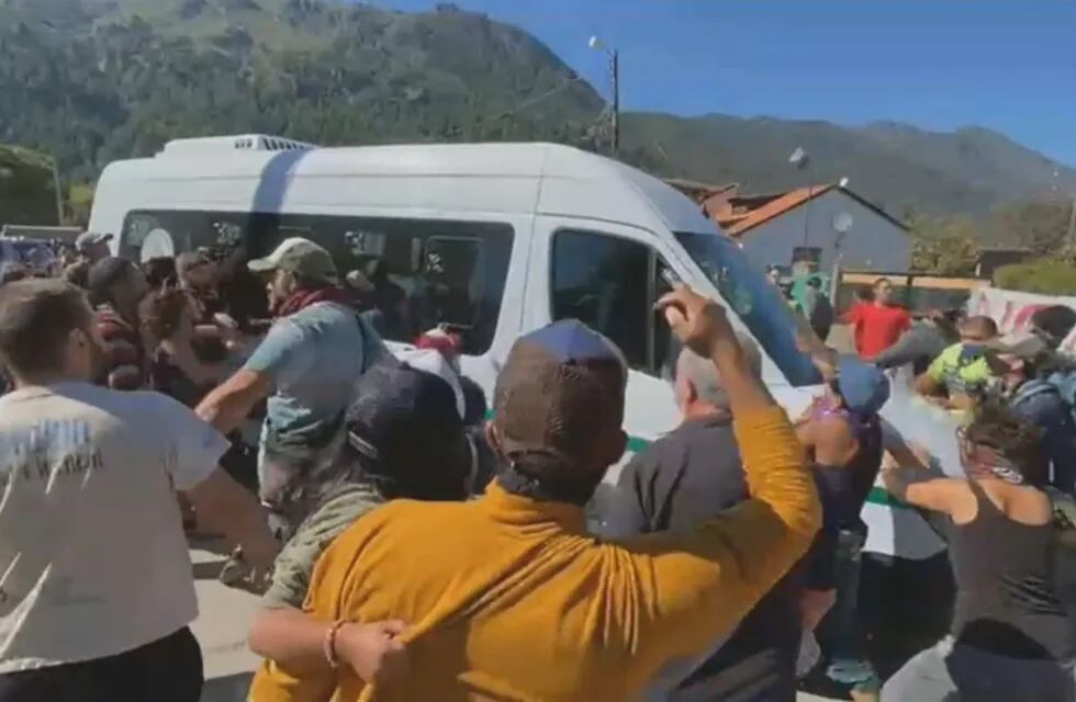Ataque a la camioneta en que viajaba Alberto Fernández en Chubut - Gentileza