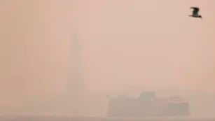 El humo de los incendios forestales canadienses envuelve Nueva York