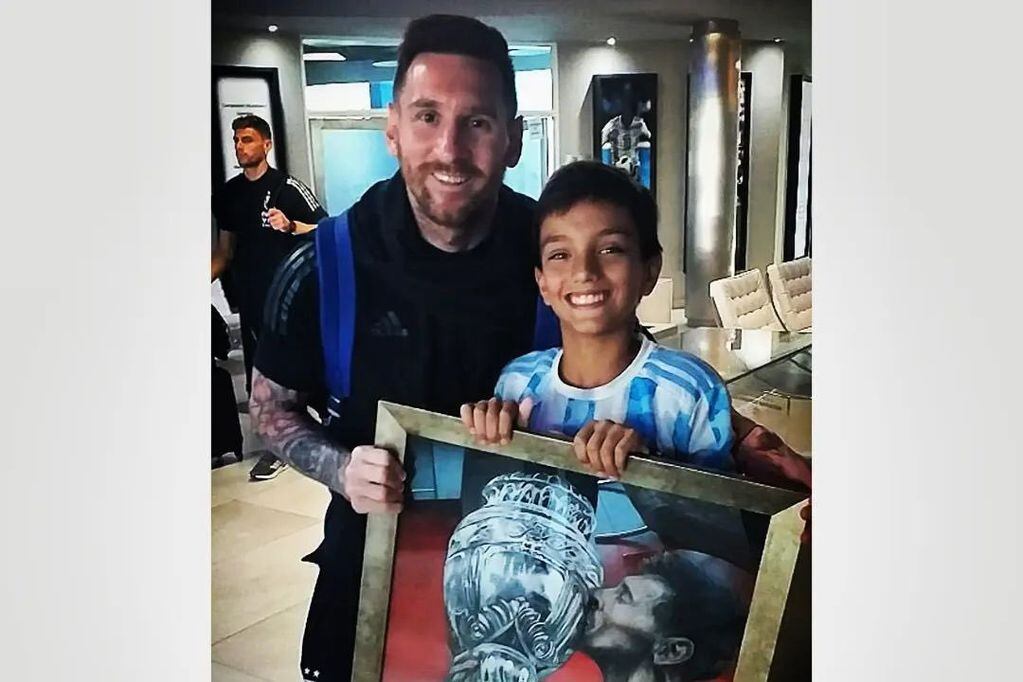 Niño le regaló un cuadro a Messi