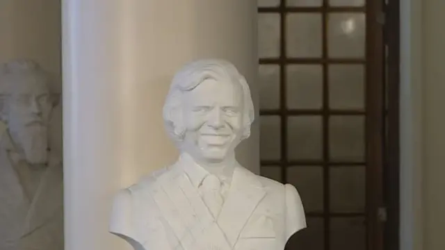 Así es el busto de Carlos Menem inaugurado en la Casa Rosada.
