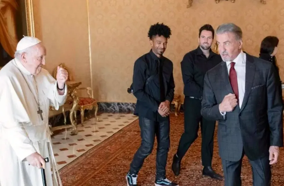 El divertido cruce entre el Papa Francisco y Sylvester Stallone en el Vaticano: “¿Listo para boxear?