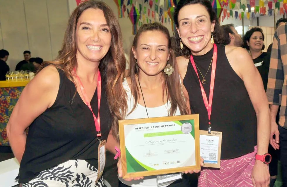 Belén, Popi y Pato reciben el premio en Brasil. Crearon Mujeres a la Cumbre y hoy cosechan lo mucho que han hecho.