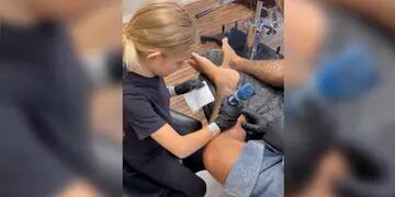 Se dejó tatuar por su hijo de 7 años