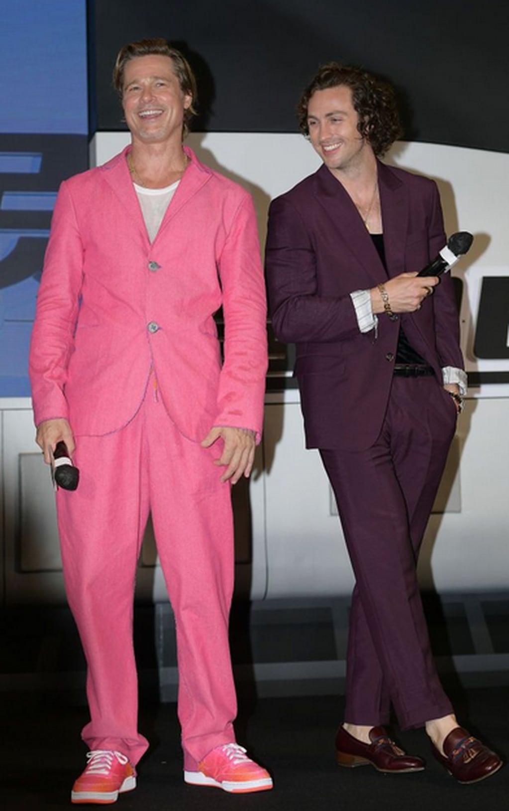 Brad Pitt y sus zapatillas rosas y blanca.