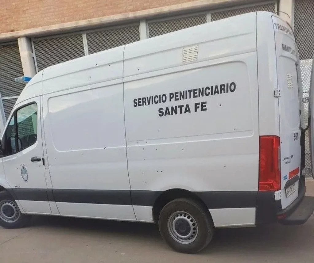 Así terminó la camioneta del Servicio Penitenciario tras el ataque a balazos. / Foto: Clarín