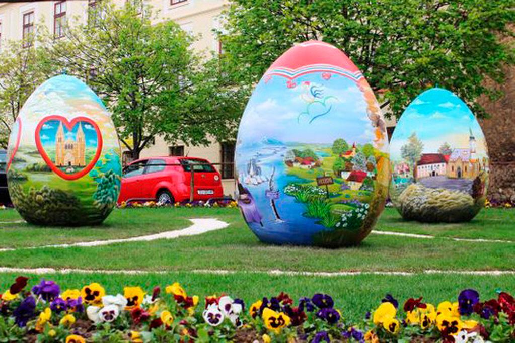 En Croacia, los espacios públicos se llenan para Semana Santa de huevos de Pascua gigantes y pintados