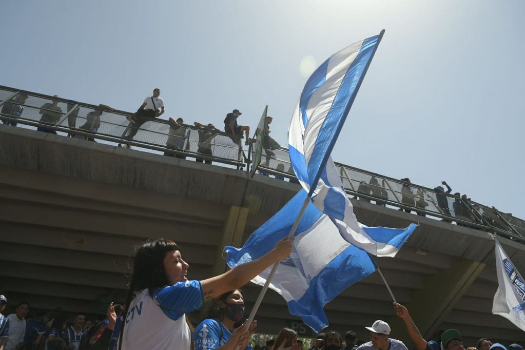 Hinchas de Godoy Cruz llegan al estadio Malvinas con el corazón lleno de alegría./Ignacio Blanco- Los Andes