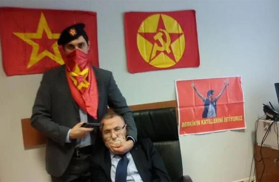 Turquía bloquea redes sociales para impedir difusión de fotos de fiscal asesinado