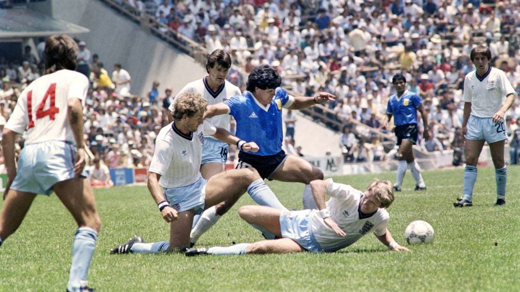 En poco más de 10 segundos, Maradona recorrió 52 metros, gambeteó a cinco rivales y marcó "el gol del siglo".
