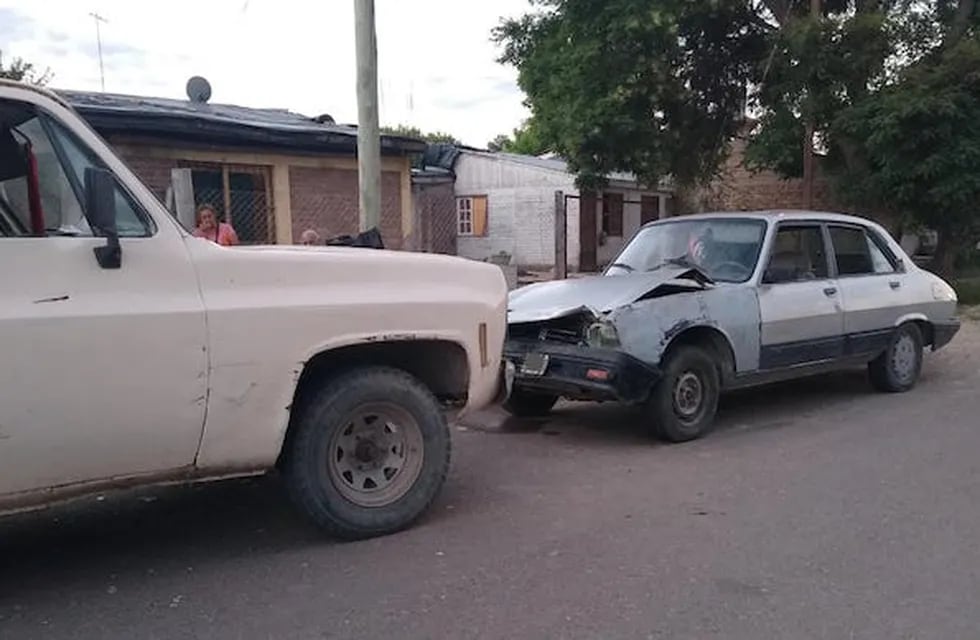 Una camioneta sin dirección terminó impactando contra un auto estacionado. Gentileza El Cuco.