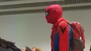Fue a la universidad vestido como el Hombre Araña
