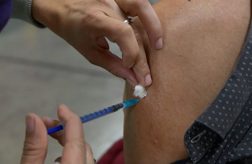 Una mujer de 60 años recibió ste lunes la segunda dosis de la vacuna contra el Covid-19. El detalle es que la primera había sido de Sputnik V y la segunda fue de Sinopharm. Foto: Orlando Pelichotti / Los Andes