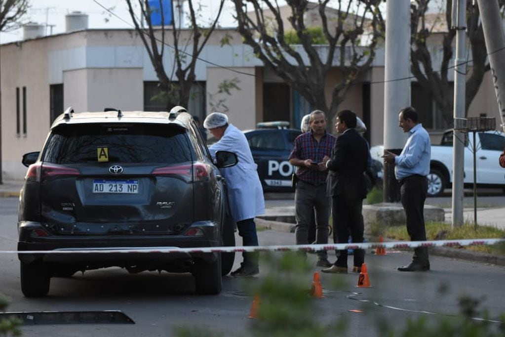 La Toyota Rav de los atacantes de Emilio Giménez, en la escena del crimen - Mariana Villa / Los Andes