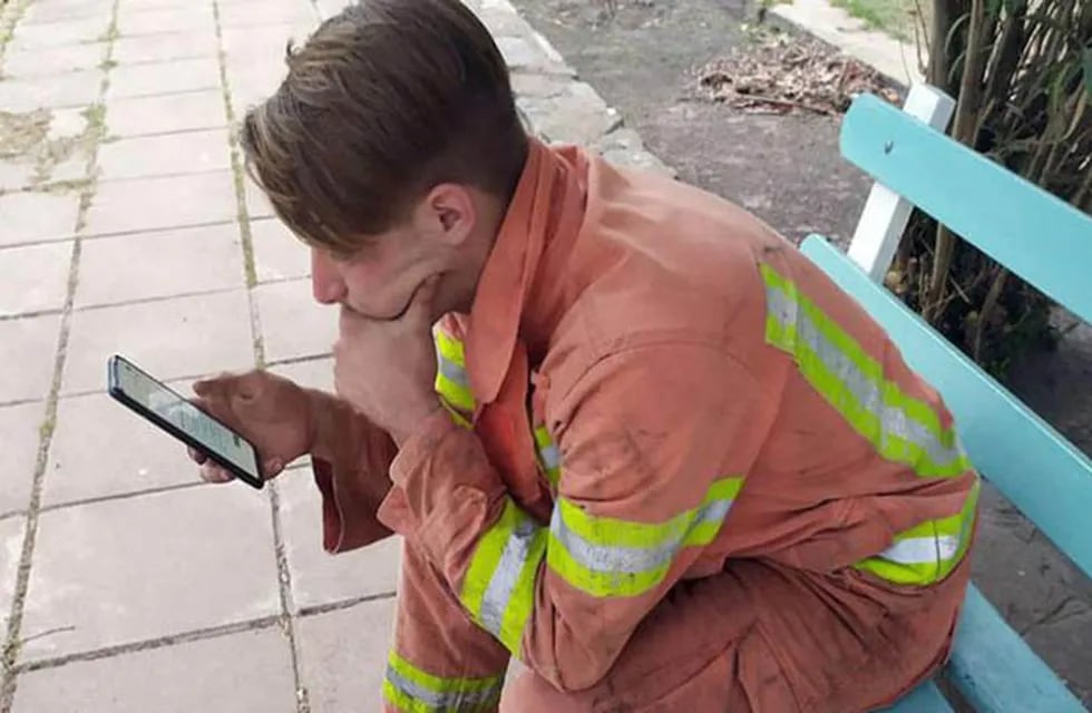 Un joven bombero rindió un examen para la facultad en medio del combate de incendios en Córdoba.