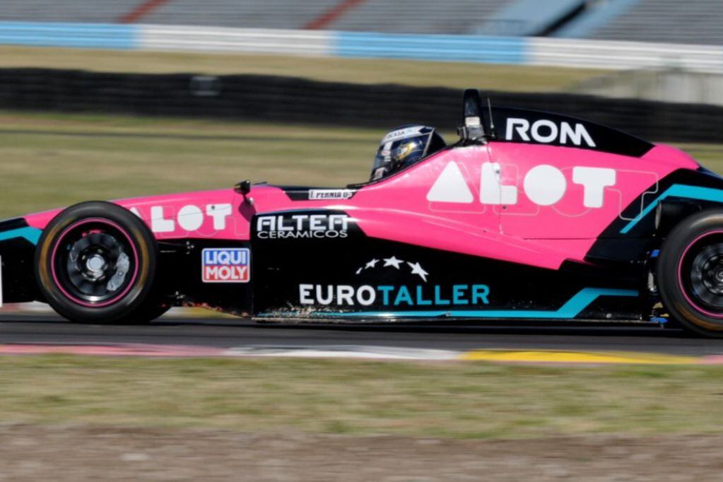 Fórmula Renault 2.0: Tiago Pernía ganó la primera en Buenos Aires