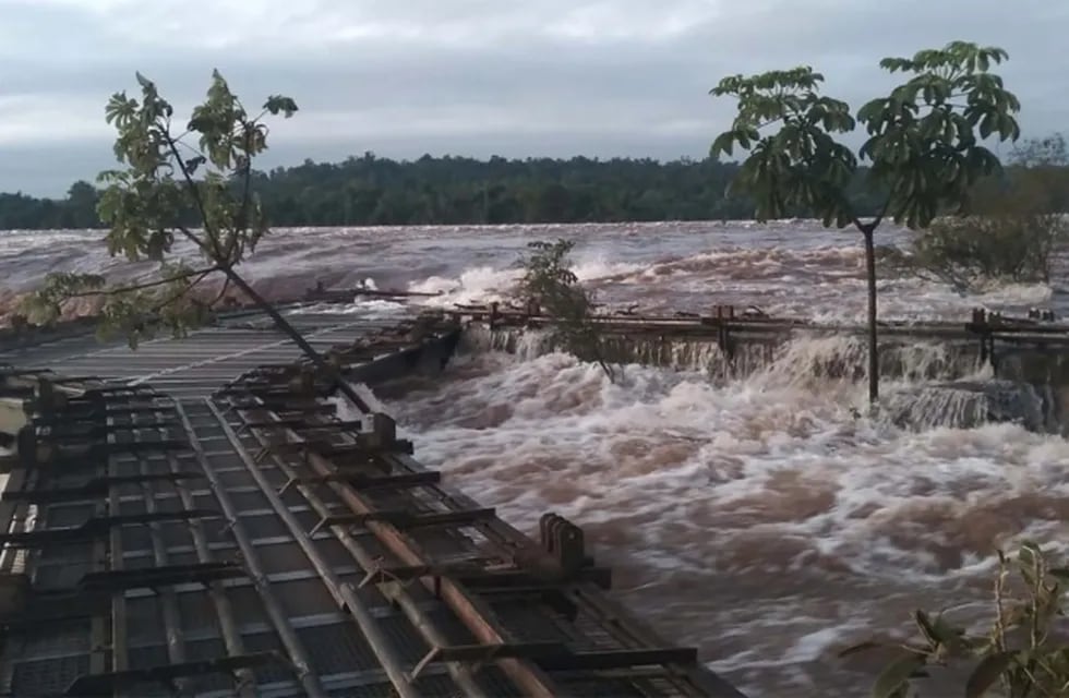 Cerraron el circuito turístico “Garganta del Diablo” por la impactante crecida del río Iguazú. / Foto: Administración de Parques Nacionales.