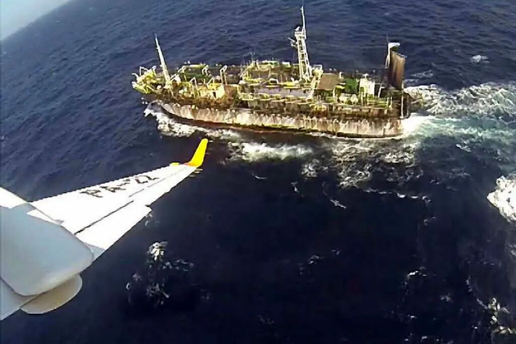  Desde el helicóptero de Prefectura se observa al barco en la zona económica exclusiva argentina.