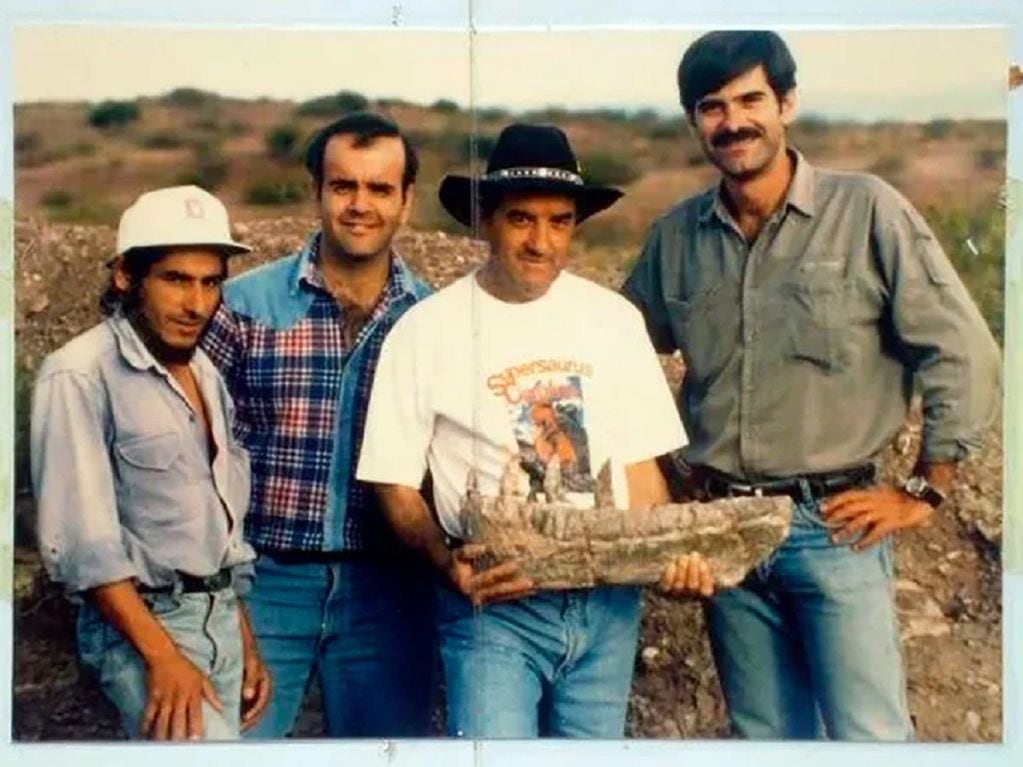 Los científicos junto con Rubén Carolini, quien encontró los primeros huesos del Giganotosaurus en 1993  (Archivo / Gentileza)