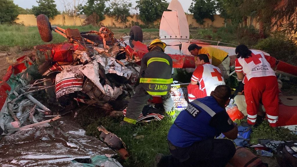 El piloto fue auxiliado de inmediato por paramédicos de la Cruz Roja. Foto: Los Noticieristas.