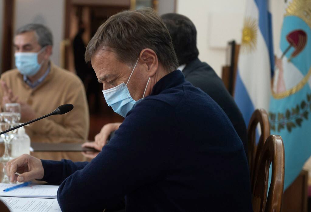 El gobernador Rodolfo Suárez evalúa opciones ante el brote de Covid-19. 